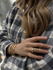 Pierścionek z błyszczącymi cyrkoniami