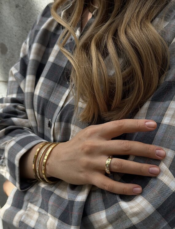 Pierścionek z błyszczącymi cyrkoniami