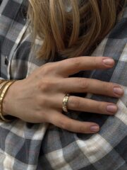 Pierścionek z błyszczącymi cyrkoniami