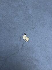 Wisiorek na obcas z grawerunkiem